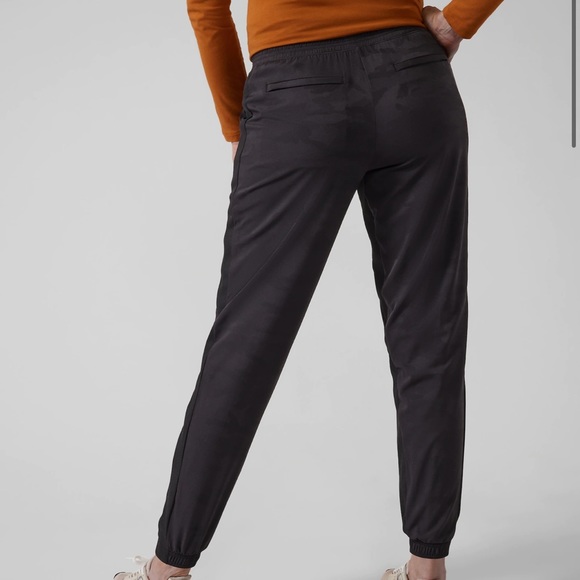 WINTER BLOWOUT Athleta Brooklyn Lined Textured Jogger size 4 NWT black - Picture 2 of 5